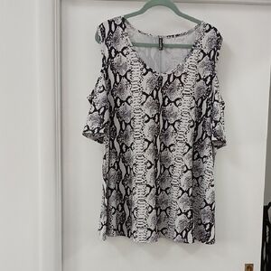 Cold-Shoulder Snake Print Blouse - Black & White